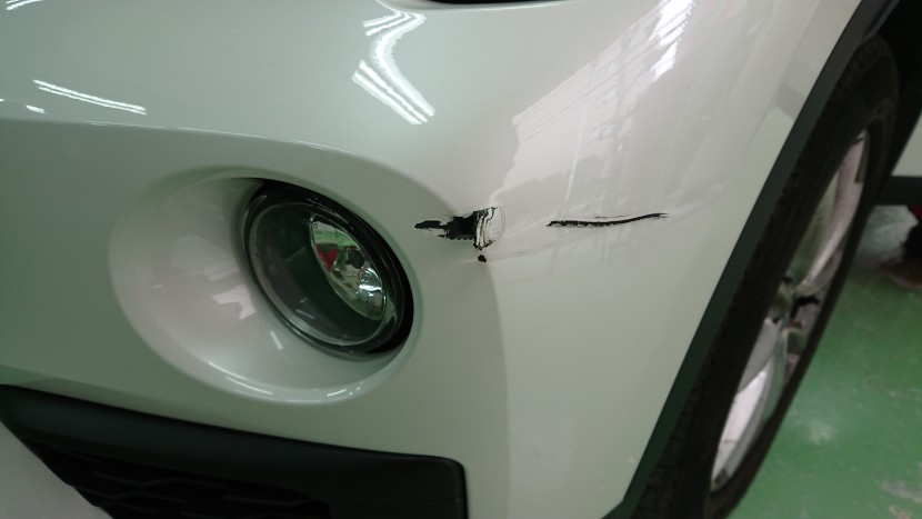 BMW・X１バンパー切れ損傷状態（アップ）