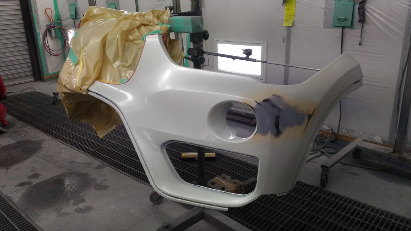 BMW・X１バンパー切れ穴埋め塗装