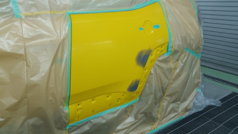 「キレイな黄色だからこそ」ジープの左リアドアは一枚塗装がおすすめ