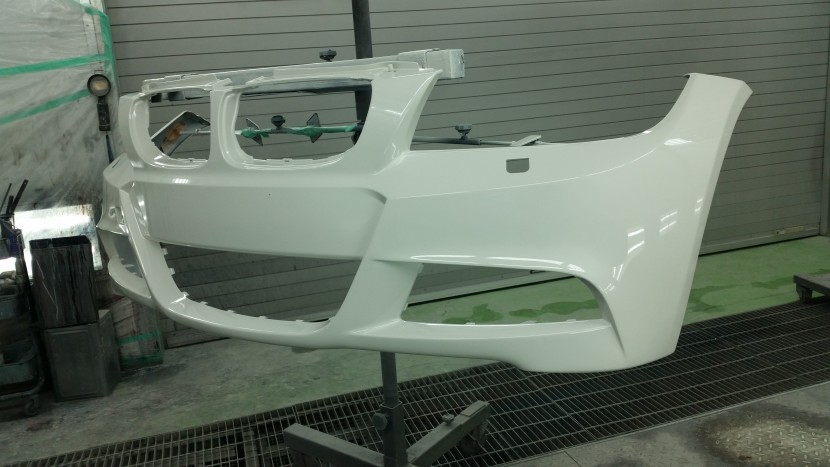 BMWの3シリーズ　フロントバンパーを際の際まで塗装完了！