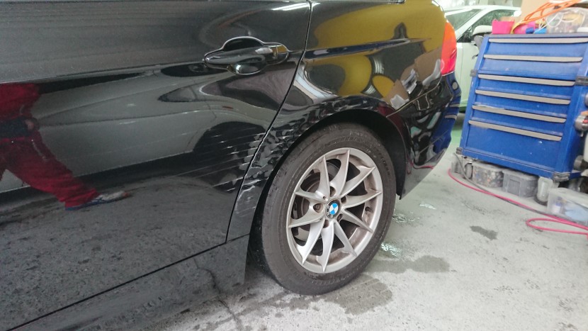 BMWの3シリーズ黒　リアドア・フェンダーのギザギザ傷状態