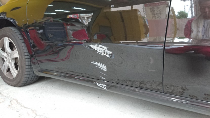 プジョーの板金塗装、ドア交換でなく鉄板強度を復元させる当社の修理技術