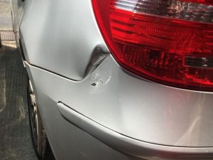 BMW修理工場の技術公開／リヤフェンダー凹みとバンパー傷修正