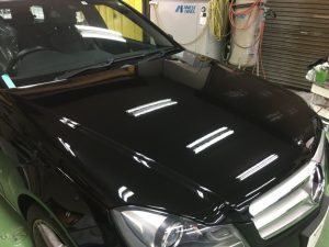 ベンツ・ボンネット色褪せ／再塗装と保証のお話し。
